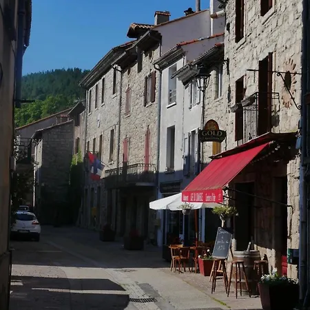 Le Cafe Du Commerce Bed & Breakfast 3*